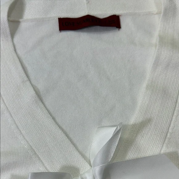 Elegant Women's V-Neck Sweater in Cream - Picture 12 of 16